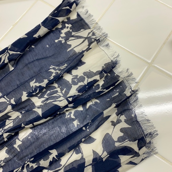 Navy & White Scarf 🧣 - Picture 4 of 8